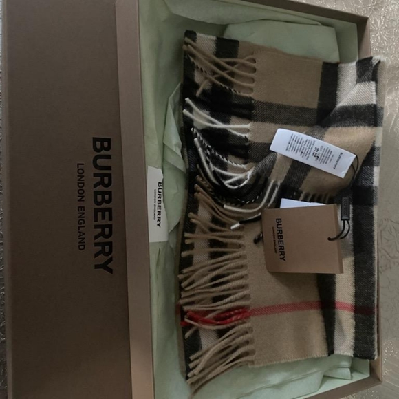 Authentic NWT BURBERRY SCARF IN BOX - Picture 4 of 6